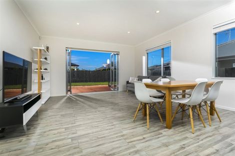Photo of property in 15 Fruitlands Road, Kumeu, 0810