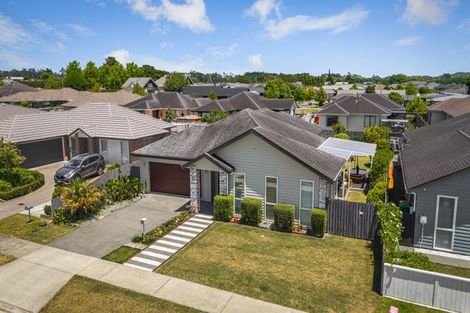 Photo of property in 17 Larmer Drive, Kumeu, 0810