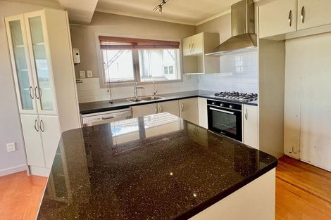 Photo of property in 73 Sylvan Avenue, Northcote, Auckland, 0627