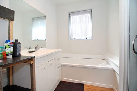 Photo of property in 32 Addington Avenue, Manurewa, Auckland, 2102