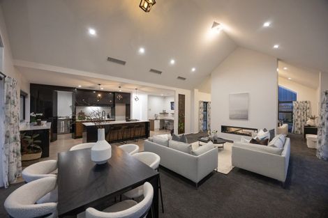 Photo of property in 44 Vaucluse Heights, Fitzherbert, Palmerston North, 4410