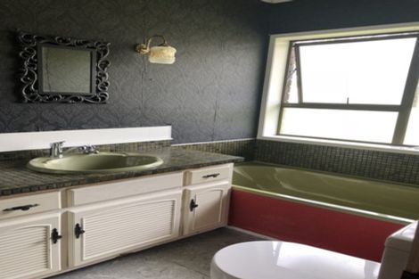 Photo of property in 194 Cliff Drive, Green Bay, Auckland, 0604