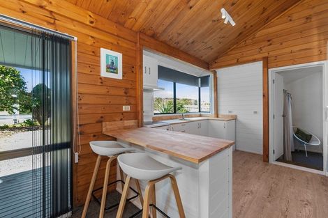 Photo of property in 802 Waitakere Road, Kumeu, 0891