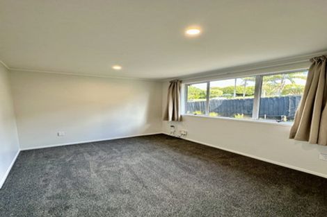 Photo of property in 8 John Dee Crescent, Red Beach, 0932