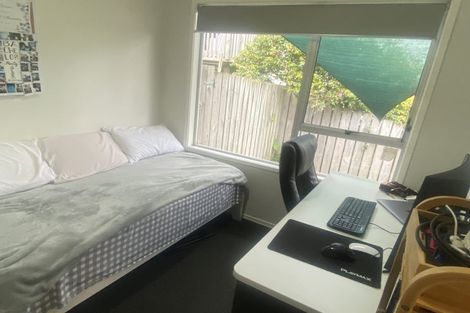 Photo of property in 2/247 Wairau Road, Totara Vale, Auckland, 0627