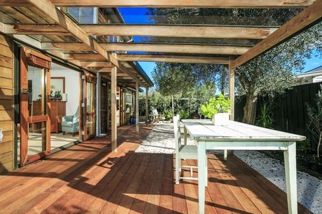 Photo of property in 2/76 Norwood Road, Bayswater, Auckland, 0622