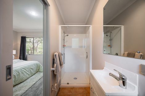 Photo of property in 27 Mckinley Road, Sunnyvale, Auckland, 0612