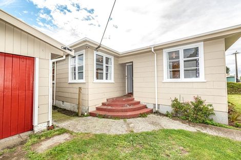 Photo of property in 104 Weraroa Road, Waverley, 4510