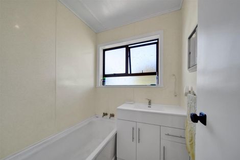 Photo of property in 1 Robbins Crescent, Hawera, 4610