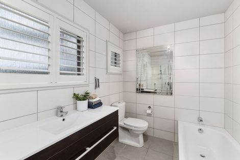 Photo of property in 2/13 Muritai Road, Milford, Auckland, 0620