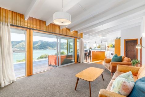 Photo of property in 21 Te Ara Crescent, Diamond Harbour, Lyttelton, 8971
