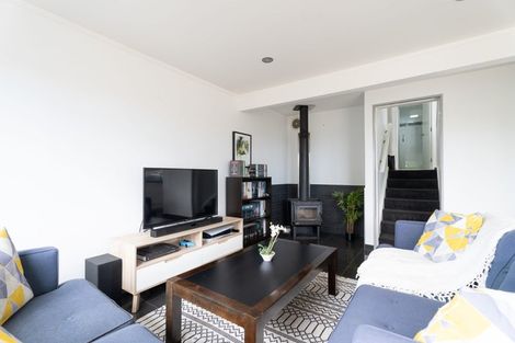 Photo of property in 12a Kingsbridge Place, Newlands, Wellington, 6037