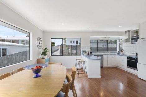 Photo of property in 2/7 Arran Road, Browns Bay, Auckland, 0630