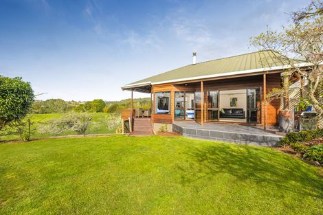 Photo of property in 102 Shaw Road, Oratia, Auckland, 0604