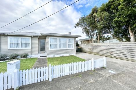 Photo of property in 32 Queenwood Road, Levin, 5510