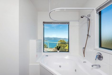 Photo of property in 44 Dress Circle, Newlands, Wellington, 6037