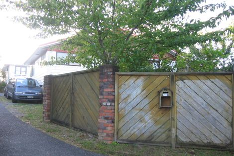 Photo of property in 2/219 Glenfield Road, Hillcrest, Auckland, 0627