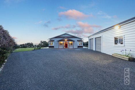 Photo of property in 10 Kaipara View Road, Helensville, 0875