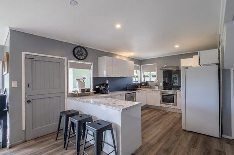 Photo of property in 2656 South Head Road, South Head, Helensville, 0874