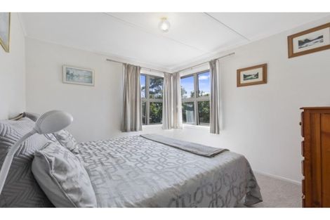 Photo of property in 1/412 East Coast Road, Sunnynook, Auckland, 0630
