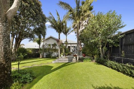 Photo of property in 249 Courtenay Street, Strandon, New Plymouth, 4312