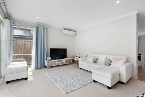 Photo of property in 12 Samuel Cassidy Avenue, Swanson, Auckland, 0614