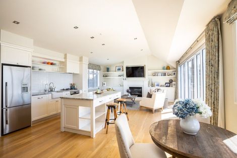 Photo of property in 10 Woolcombe Terrace, New Plymouth, 4310