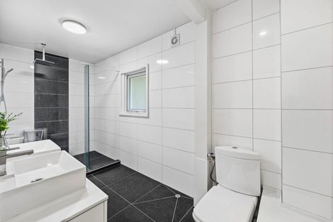 Photo of property in 26 Pickwick Parade, Mellons Bay, Auckland, 2014