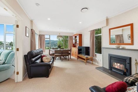 Photo of property in 3a Saint Johns Terrace, Tawa, Wellington, 5028