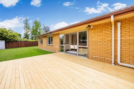 Photo of property in 98 Riverton Drive, Randwick Park, Auckland, 2105