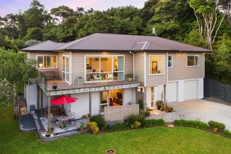 Photo of property in 127 Whangaparaoa Road, Red Beach, 0932