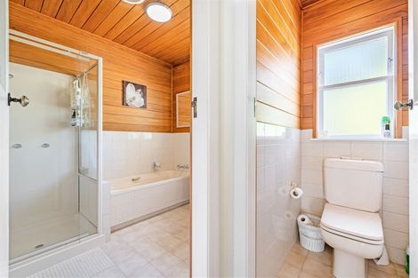 Photo of property in 32 Chatsworth Road, Silverstream, Upper Hutt, 5019