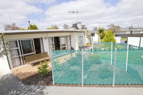 Photo of property in 6 Pukatea Place, Milson, Palmerston North, 4414