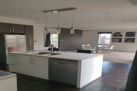 Photo of property in 106 Lake Panorama Drive, Henderson Valley, Auckland, 0612