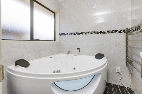 Photo of property in 17 Reyland Close, Weymouth, Auckland, 2103