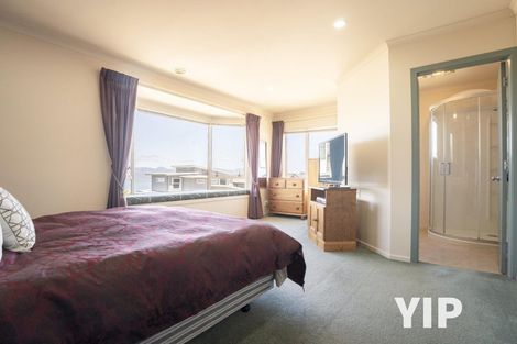 Photo of property in 16 Domett Street, Newlands, Wellington, 6037