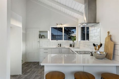 Photo of property in 2/307 Wairau Road, Totara Vale, Auckland, 0627