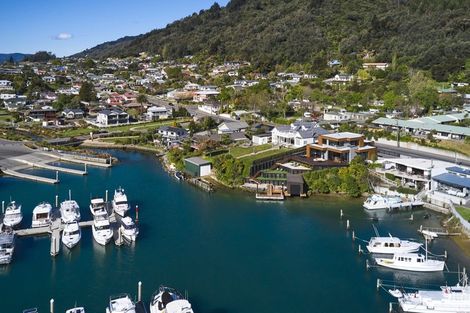 Photo of property in 69 Waikawa Road, Picton, 7220