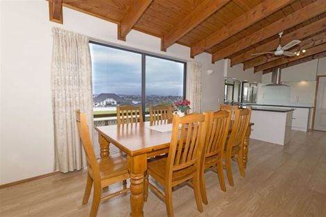 Photo of property in 3 Whiting Grove, West Harbour, Auckland, 0618