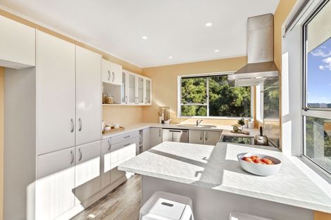 Photo of property in 27b Chetwode Grove, Newlands, Wellington, 6037