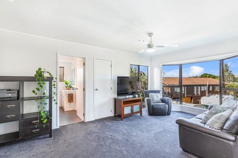 Photo of property in 9 Seagrove Road, West Harbour, Auckland, 0618