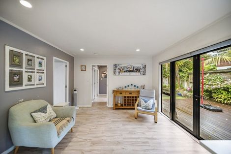 Photo of property in 10 Kirkdale Place, Northcross, Auckland, 0632