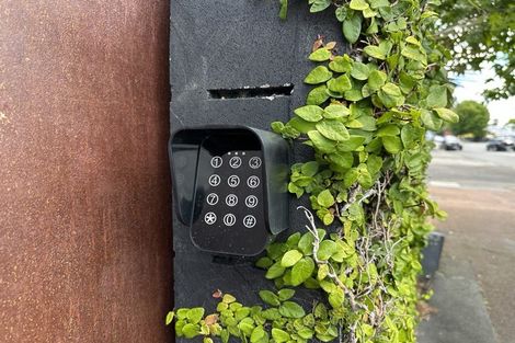 Photo of property in 1090 Great North Road, Point Chevalier, Auckland, 1022