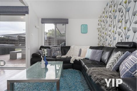 Photo of property in 8 Gow Street, Newlands, Wellington, 6037