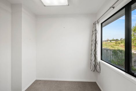 Photo of property in 11 Heta Road, Highlands Park, New Plymouth, 4312