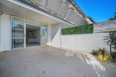 Photo of property in 2a/20 Ian Marwick Place, Birkenhead, Auckland, 0626