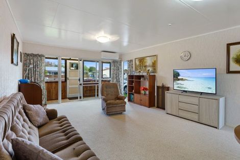 Photo of property in 8a-b Sharda Grove, Paraparaumu Beach, Paraparaumu, 5032