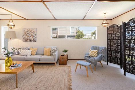 Photo of property in 40 Glanmire Road, Newlands, Wellington, 6037