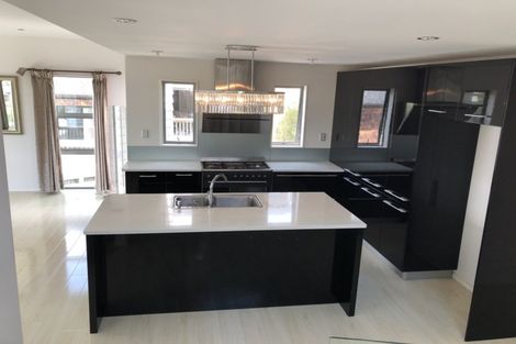 Photo of property in 32 Namsan Close, Fairview Heights, Auckland, 0632