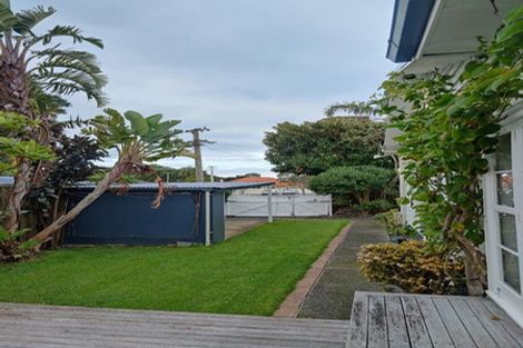 Photo of property in 2/11 Seaview Avenue, Northcote, Auckland, 0627
